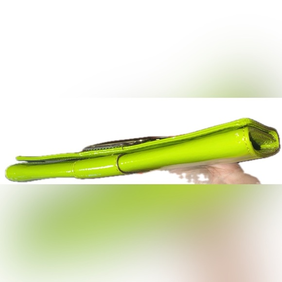 MICHAEL Michael Kors Women’s Sutton Leather Clutch, Lime - Picture 13 of 16